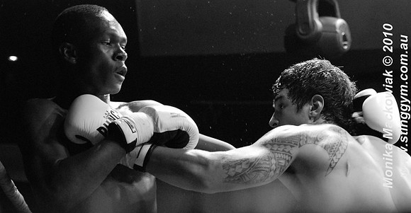 Tim Atonio vs Israel Adesanya - Kickboxing 16-05-2010-10.jpg